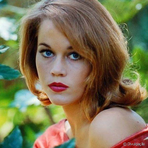 A atriz multitalentosa Jane Fonda usava maquiagens simples que destacavam a sua beleza, como esta de olho delineado e boca vermelha